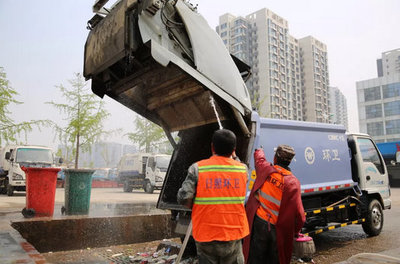 城市環衛與工程保障 壓縮式垃圾車、高空作業車與灑水車的協同作用